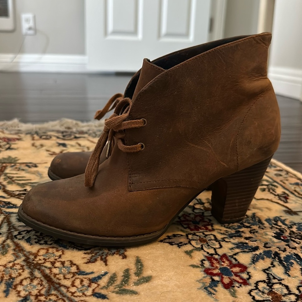 Brown leather Indigo by Clark’s booties in size 8.5